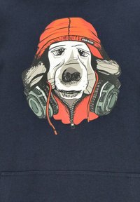 La felpa con cappuccio presenta una grafica di un cane con un berretto rosso e cuffie, stampata su uno sfondo blu navy.
