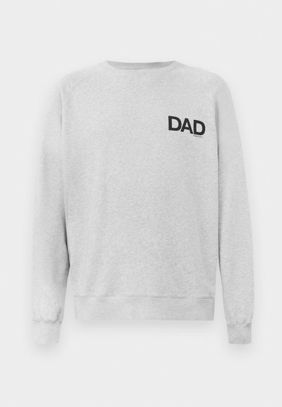 Svetlo šedý bavlnený sveter s čiernym textom "DAD" na ľavej strane hrudníka. Má rebrované manžety a spodný lem.