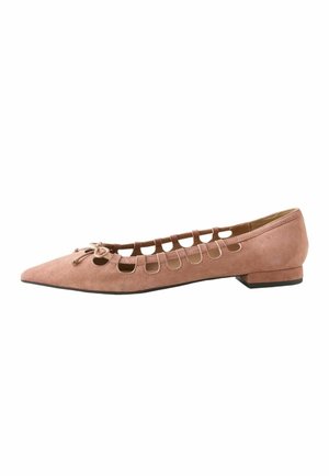 Flacher Schuh mit spitzer Spitze aus staubrosa Wildleder mit ausgeschnittenen Seiten und einer kleinen Schleife oben, mit niedrigem quadratischem Absatz und schwarzer Sohle.