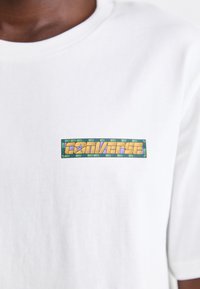 Converse STAINED GLASS - Trükipildiga T-särk - white