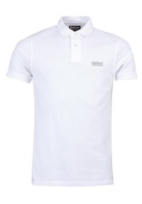 Biała koszulka polo z fakturowanej tkaniny, z zapięciem na guziki przy kołnierzyku oraz szarym logo Barbour International na klatce piersiowej.