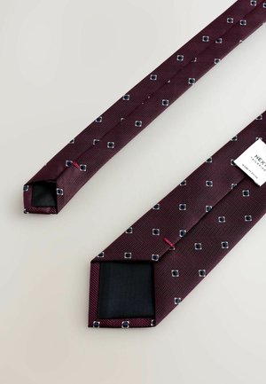 Bordeaux slips med et herringbone-mønster og firkantede mønstre i marineblå og hvid. Den har spidse ender og en sort inderside.