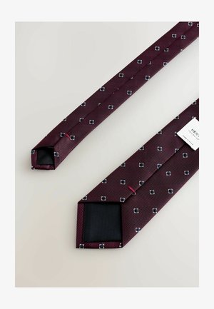 Bordeauxfarbige Krawatte mit einem Fischgrat-Design und quadratischen Mustern in Marineblau und Weiß. Sie hat spitze Enden und ein schwarzes Innenfutter.