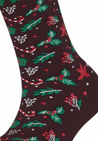 Braune Socken mit Urlaubs-Motiven, die grüne Blätter, rote Beeren, Zuckerstangen und rote Akzente zeigen, hergestellt aus einem weichen, strukturierten Material.