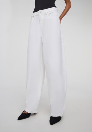 - Jeansy Relaxed Fit