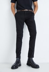 Jack & Jones PREMIUM - JPSTMARCO JJDAVE WITH BELT - Chinos - black Miniatyrbild 1