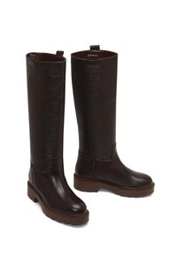 Bruine leren kniehoogte laarzen met een getextureerde afwerking, ronde neuzen en dikke rubberen zolen. Voorzien van trekbandjes aan de bovenkant voor gemakkelijk aan- en uittrekken.