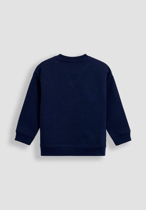 Tume sinine sweatshirt, ümmarguse kaelusega, pika varrukaga ja soonikuga varrukate otstega. Valmistatud pehmest kangast. Seljal on lihtne disain ilma kaunistusteta.