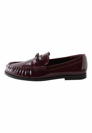 Burgundy patento nahka loaferit, joissa on pyöristetty kärki, koristeommel ja lovettu hihna vampin yli. Tasainen musta pohja.