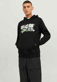 Čierna mikina s kapucňou vyrobená z bavlny, s prednou vreckom typu kangaroo. S funkciou bieleho a zeleného grafického loga "Jack & Jones". S kapucňou so šnúrkou.