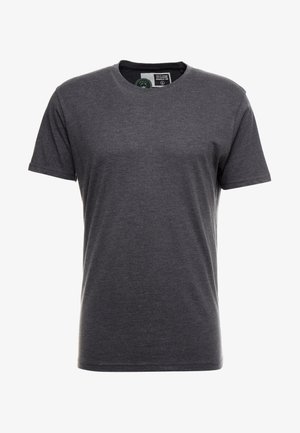 T-shirt gris à col rond fabriqué en tissu lisse. Manches courtes, ourlet droit et étiquette visible au niveau de l'encolure. Design simple et classique.