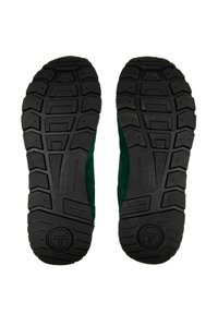 Semelles en daim vert avec une semelle extérieure en caoutchouc noir texturé, présentant un motif de bande de roulement pour l'adhérence et un détail de logo gravé.