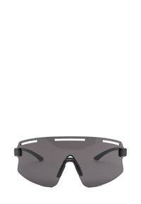Ochelari sport cu lentile mari, curbate, de culoare închisă, rame negre și ventilație laterală pentru circulația aerului. Au un design care se învârte în jurul feței pentru o acoperire completă.