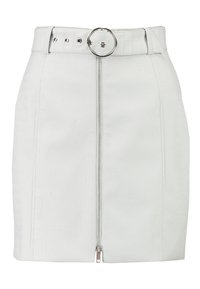 Witte mini-rok met krokodillenpatroon, een ritssluiting aan de voorkant, zilveren accenten en een bijpassende riem met een ronde gesp.