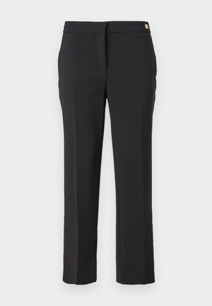 Pantaloni neri con design a gamba dritta, realizzati in un tessuto liscio, dotati di una cintura e di un piccolo dettaglio metallico sul davanti.