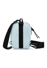 Borsa compatta di colore azzurro chiaro con texture in rete; presenta una tracolla nera regolabile e ganci in metallo; forma rettangolare con angoli arrotondati.