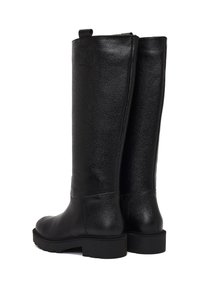 Paar schwarze, hohe Lederstiefel mit strukturierter Oberfläche, runden Zehen und dicken Gummisohlen, rückseitig auf weißem Hintergrund.}}