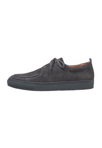 Chaussure en daim gris à lacets avec un bout rond, un design bas et une semelle en caoutchouc. Présente des coutures minimales et un intérieur en cuir lisse.