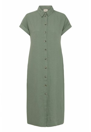 Zielona sukienka koszulowa z lnu, z krótkimi podwiniętymi rękawami, kołnierzykiem i zapięciem na guziki z przodu. Gładka tekstura i długość do kolan.