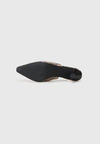 Mule à bout pointu avec un dessus en cuir texturé imitant le serpent, dans des nuances de marron et de noir. Talon mince et solide noir, ainsi qu'une semelle en caoutchouc.