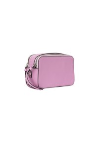 Borsa rettangolare in pelle rosa con dettagli in argento, doppi zip e una tracolla per il trasporto. Texture liscia e design minimalista.