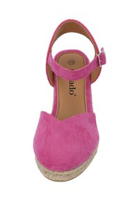 Espadrilles in suede rosa con design della punta a V, cinturino alla caviglia e suola avvolta in giuta. Taglia 36 indicata sulla soletta. Texture liscia.