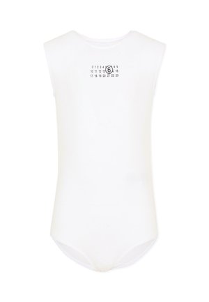 Body senza maniche bianco con numeri neri stampati a righe; il numero 6 è cerchiato nella zona superiore del petto.