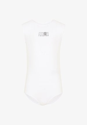 Body sans manches blanc avec des chiffres noirs imprimés en rangées ; le chiffre 6 est encerclé sur la partie supérieure de la poitrine.