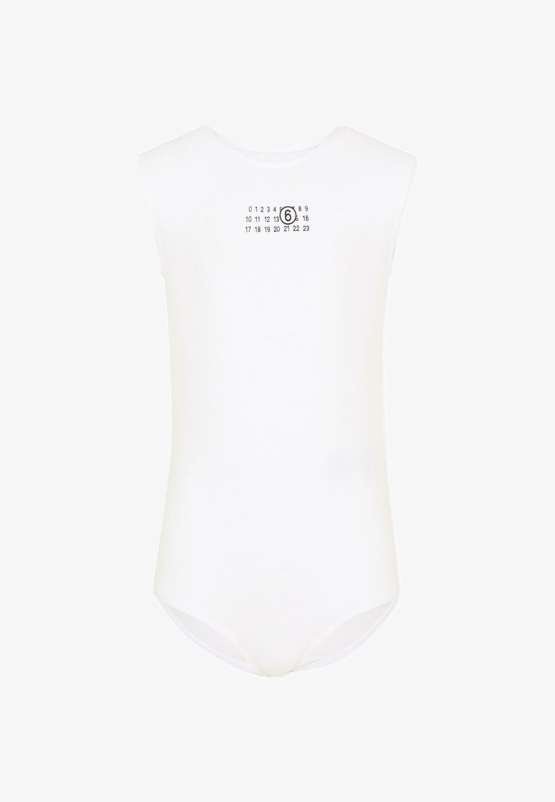 Body sans manches blanc avec des chiffres noirs imprimés en rangées ; le chiffre 6 est encerclé sur la partie supérieure de la poitrine.
