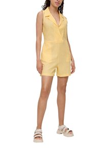 Geel mouwloos jumpsuit met een V-hals, kraag en zijzakken. Gemaakt van textuurstof, met een getailleerde taille en shorts.