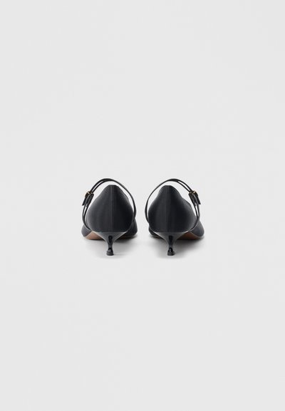 Čierne saténové čižmičky s nízkym opätkom, špicatou špičkou, úzkym členkovým remienkom a lesklým opätkom. Hladká textúra a minimalistický dizajn.