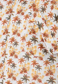 Korte mouwen shirt van lichtgewicht stof, met een witte achtergrond met oranje en gele palmboompatronen en witte knopen.
