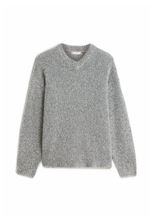 Pull léger à col en V gris clair, doux et moelleux, à manches longues, présenté à plat sur un fond blanc.