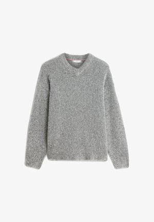 Pull léger à col en V gris clair, doux et moelleux, à manches longues, présenté à plat sur un fond blanc.
