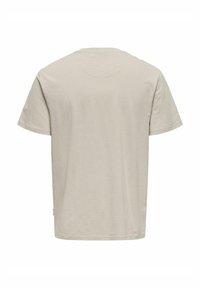 T-shirt in cotone leggera color beige, maniche corte, scollatura rotonda, vestibilità standard, texture liscia, vista da dietro, design minimal senza grafiche.