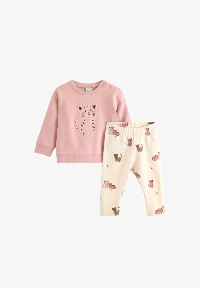 Lyserød sweatshirt med kattemotiv og matchende cremede bukser med kattemønster i pink og brune nuancer. Blødt stof, afslappet pasform.