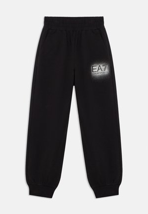 Crne casual trenirka hlače s elastičnim pojasom i manžetama, s bijelim logotipom "EA7 Emporio Armani" na lijevom bedrima.