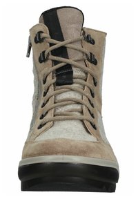 Stivale alto in suede beige con pannelli in feltro grigio, dettagli neri e occhielli prominenti. Presenta una zip frontale e suola in gomma testurizzata.