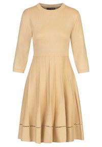 Abito lavorato a maglia color oro chiaro KRAIMOD con scollatura rotonda, maniche a tre quarti, gonna plissettata e dettagli punti lungo l'orlo.