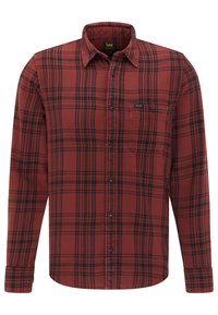 Camisa de cuadros rojos y negros de manga larga con botones en el frente, cuello y bolsillo en el pecho. Hecha de una tela con una textura suave.