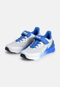 Sneakers Fila in grigio e blu. Presentano una parte superiore in mesh, colletto imbottito, lacci, una fascetta in velcro e una suola in gomma con gradiente blu.