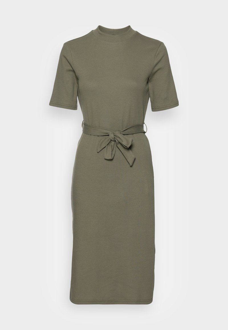 Robe vert olive en tissu côtelé, dotée d'un col montant, de manches courtes et d'une ceinture à la taille. Silhouette droite longueur midi.