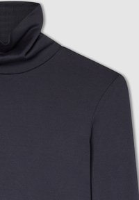 Czarna szara, długorękawowa koszula typu golf z gładką strukturą materiału, pokazana z bliska na jasnym tle.