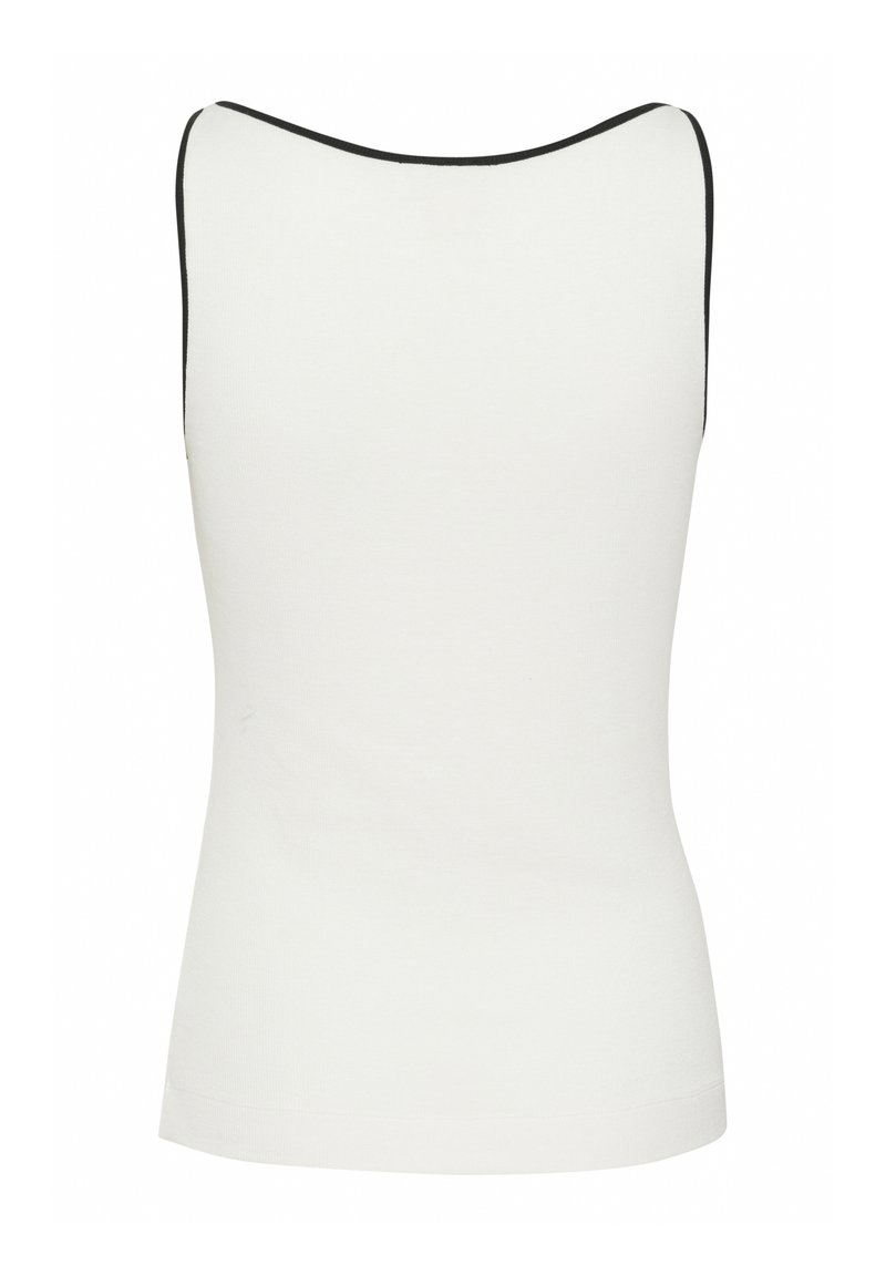 Top de tirantes de algodón blanco con una textura suave, que presenta un ribete negro en contraste a lo largo del escote en forma de u y una forma ajustada.