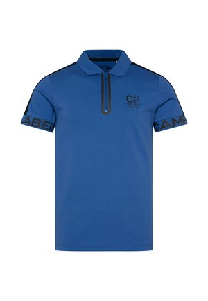 Niebieska koszulka polo z krótkim rękawem, z czarnymi akcentami, zamkiem przy kołnierzyku oraz nadrukowanymi logo na piersi i rękawie. Wykonana z miękkiej, teksturowanej tkaniny.