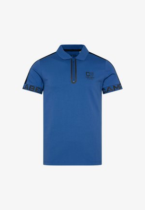 Niebieska koszulka polo z krótkim rękawem, z czarnymi akcentami, zamkiem przy kołnierzyku oraz nadrukowanymi logo na piersi i rękawie. Wykonana z miękkiej, teksturowanej tkaniny.