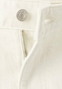 Pantalones de mezclilla blancos con una cremallera plateada, un botón metálico redondo con la inscripción "MNG DENIM" y detalles de costuras visibles a lo largo de las costuras.