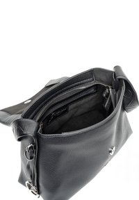 Borsa a mano in pelle nera strutturata con patta aperta che mostra la tasca interna con cerniera e la tracolla con fibbia metallica.