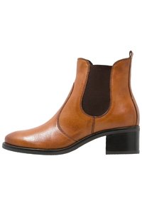 Stivaletto in pelle marrone con finitura liscia, pannelli laterali elastici e tacco blocco. Presenta una punta arrotondata e un design elegante.