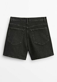 Shorts en denim noir vus de l'arrière avec deux grandes poches plaquées et des passants de ceinture au niveau de la taille.